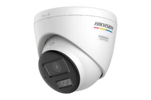 Weiße Überwachungskamera der Marke Hikvision mit Korrosionsschutz, montiert an einer Decke.