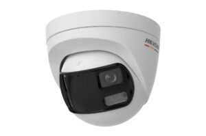 Weiße Überwachungskamera von Hikvision mit rundem Gehäuse und schwarzer Kameraabdeckung.