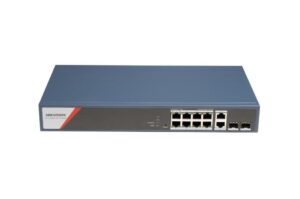 Ein Netzwerkswitch der Marke Hikvision, ausgestattet mit mehreren Ethernet-Ports und zwei Glasfaseranschlüssen auf der rechten Seite, in einem dunkelgrauen Gehäuse.