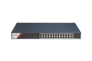 Ein Hikvision Netzwerk-Switch mit 24 Ethernet-Ports und zwei zusätzlichen Anschlüssen auf der rechten Seite, in einem dunklen Gehäuse.
