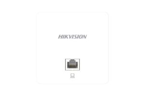 Ein weißer Netzwerkports mit dem Aufdruck "Hikvision", der einen Ethernet-Anschluss und ein kleines quadratisches Symbol darunter zeigt.