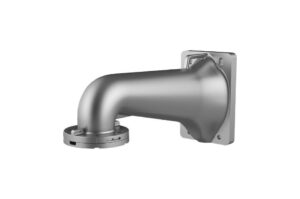 Ein silbernes, gebogenes Rohrelement mit rechteckiger Montageplatte und kreisförmigem Anschluss.