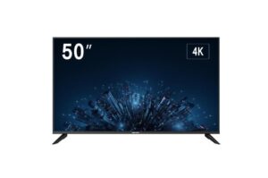 Ein 50-Zoll-Fernseher mit einem 4K-Auflösungspaneel, das ein städtisches, digital inspiriertes Bild zeigt.