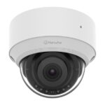 Eine weiße Überwachungskamera der Marke Hanwha mit einem runden, kuppelförmigen Gehäuse und sichtbarer Linse.