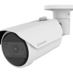 Weiße Sicherheitskamera mit Wetterschutzabdeckung und Montagehalterung an der Rückseite.