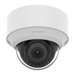 Eine weiße Dome-Überwachungskamera von Hanwha mit einer transparenten Abdeckung, die das Kameraobjektiv und die LED-Lichter zeigt.