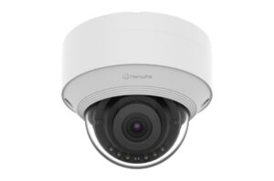 Eine weiße Dome-Überwachungskamera von Hanwha mit einer transparenten Abdeckung, die das Kameraobjektiv und die LED-Lichter zeigt.