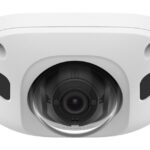 Weiße Überwachungskamera mit abgerundeter Form und sichtbarem Objektiv in der Mitte.