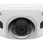 Weiße Überwachungskamera mit einem zentralen, hervorstehenden Objektiv, geeignet für die Montage an Wänden oder Decken.