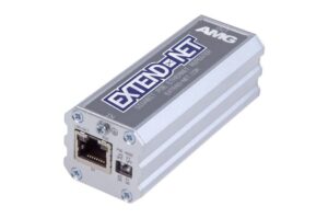 Ein EXTE nd-NET Gigabit PoE Ethernet Repeater in einem silbernen Gehäuse mit Ein- und Ausgangsanschlüssen sowie Einstellungsschalter auf einer Seite.