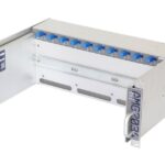 Ein silbernes Rack-Mount-Gehäuse mit der Aufschrift 'AMG MG203'. Es verfügt über mehrere blaue Anschlüsse an der oberen Seite und hat Griffe an beiden Enden. Lüftungsschlitze befinden sich an den Seitenwänden.