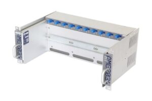 Ein silbernes Rack-Mount-Gehäuse mit der Aufschrift 'AMG MG203'. Es verfügt über mehrere blaue Anschlüsse an der oberen Seite und hat Griffe an beiden Enden. Lüftungsschlitze befinden sich an den Seitenwänden.