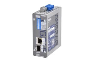Ein graues elektronisches Gerät mit der Aufschrift "AMG260" und verschiedenen Anschlussmöglichkeiten, einschließlich eines Ethernet-Ports und eines blauen Anschlussblocks oben.