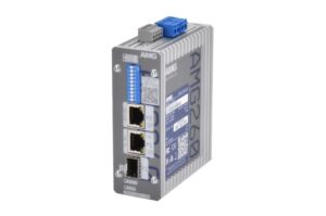 Industrielles Netzwerkgerät in grauem Gehäuse mit blauen und weißen Markierungen, zwei Ethernet-Ports und einem optischen Anschluss auf der Vorderseite, produziert von AMG.