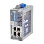 Ein AMG260 Ethernet-Switch mit vier Ports und einem silbernen Gehäuse, an dem blaue und graue Kabelanschlüsse erkennbar sind.