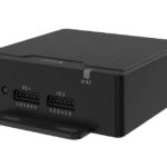 Schwarzes, rechteckiges Gerät mit zwei Anschlüssen auf der Vorderseite, die als 'I/O 1' und 'I/O 2' gekennzeichnet sind, sowie einer Statusanzeige mit der Aufschrift 'STAT'.