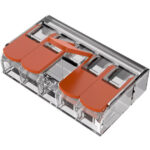 Ein transparenter, mehrpoliger Steckverbinder mit mehreren orangenen Klemmen, einer davon geöffnet.