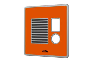 Orangefarbener Intercom mit grauem Rand, Lüftungsgitter, rechteckiger Aussparung und rundem Knopf, markiert mit dem Logo von Axis Communications.