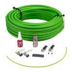 Ein grüner, aufgerollter Schlauch aus synthetischem Material mit verschiedenen Montageteilen, darunter eine Metallkupplung, ein kleiner Behälter mit Loctite-Kleber, Kabelverbinder sowie ein flexibles gelb-grünes Kabel.