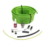 Ein grüner Kabelschaft mit Stecker, Klemmenleisten, einem schwarzen Schlauchstück und einem gelben Kabel auf weißem Hintergrund.