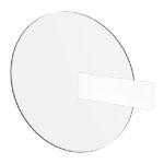 Ein schematischer, durchsichtiger Schutz für einen Kamerabereich, mit einer runden Hauptfläche und einem rechteckigen Abschnitt, dargestellt vor einem weißen Hintergrund.