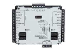 Ein elektronisches Steuergerät von Hanwha mit verschiedenen Anschlüssen und Beschriftungen für Leser, Relais und Stromverbindungen, bekannt als AERO X1100.