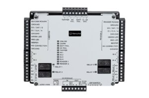 Ein Hanwha Aero X100 IO-Modul mit mehreren Anschlüssen und Schaltern, beschriftet mit Funktionen wie Leserleistung, Boden, LEDs, Relais und Ein- und Ausgängen, auf einem weißen Gehäuse mit schwarzer Umrandung.