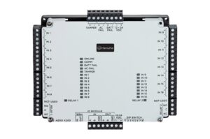 Ein elektronisches Gerät von Hanwha mit mehreren Anschlüssen, Schaltern und LED-Anzeigen, das für die Steuerung oder Überwachung von Systemen genutzt wird.
