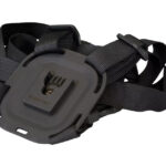 Ein schwarzes KLICK FAST Brustholster mit verstellbaren Gurten, geeignet zur Befestigung von Geräten an der Brust.