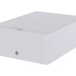 Ein rechteckiges, weißes Gehäuse mit einer glatten Oberfläche und einer kleinen Schraube an der Vorderseite.