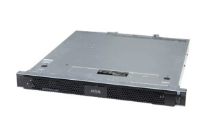 Ein silberfarbener Rack-Server mit dem Logo von Axis auf der Vorderseite, der einbelüftetes Gitter für die Kühlung aufweist.