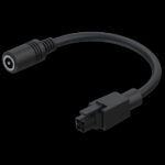 Ein schwarzes Adapterkabel mit einem Rundstecker auf der einen Seite und einem rechteckigen Vier-Pin-Stecker auf der anderen, vor einem schwarzen Hintergrund.