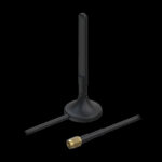 Eine schwarze Stabantenne mit rundem Standfuß und Anschlusskabel mit einem goldfarbenen Stecker auf schwarzem Hintergrund.