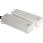 Zwei weiße rechteckige Sensorgehäuse mit je zwei sichtbaren Schrauben, die nebeneinanderliegen, eines mit einem Kabelanschluss.