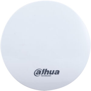 Eine weiße, runde Abdeckung mit dem Logo der Marke Dahua Technology darauf abgebildet.