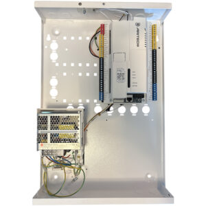Innenansicht eines Metallgehäuses mit elektronischen Komponenten, einschließlich eines weißen Aritech-Panels mit verschiedenen Kabelanschlüssen und einem Netzteil mit Gitterabdeckung.