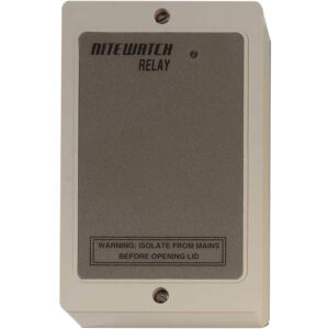 Ein rechteckiges, helles Gehäuse mit der Aufschrift "Nitewatch Relay" auf dem Deckel und einer Warnung, den Strom abzuschalten, bevor der Deckel geöffnet wird.