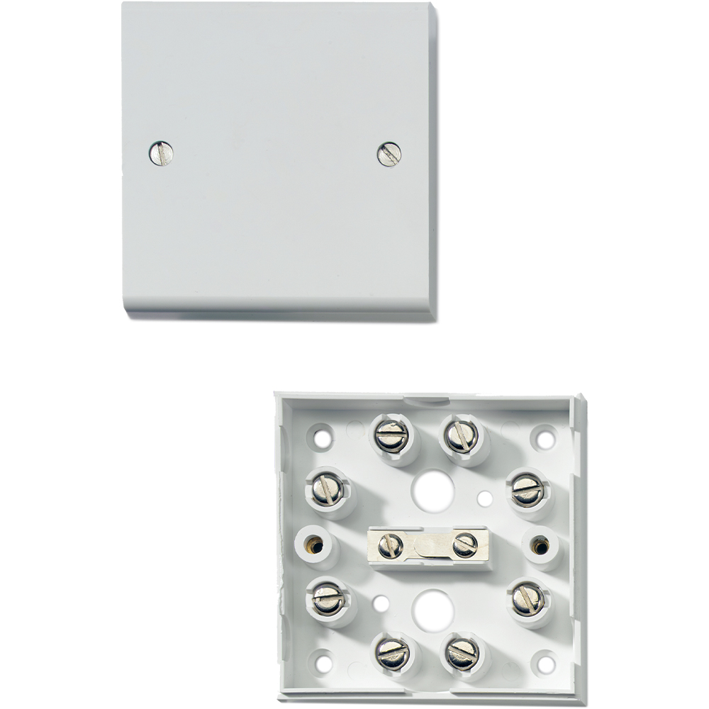 Zweiteiliges, weißes elektrisches Anschlussgehäuse mit abnehmbarem Deckel und Schraubklemmen im Inneren.