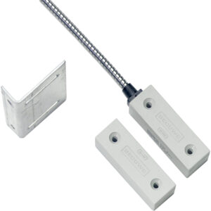 Zwei rechteckige, graue Magnetschalter mit Kabel und einem separaten, metallischen Montagewinkel, der daneben liegt.