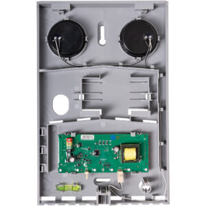 Innenansicht eines elektronischen Geräts in einem grauen Kunststoffgehäuse mit einer grünen Leiterplatte und zwei schwarzen runden Lautsprechern oder Piezo-Komponenten oben.