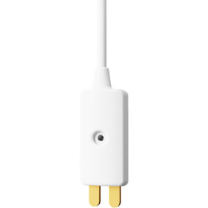 Ein weißer elektrischer Stecker mit zwei goldfarbenen Zinken und einer runden Einkerbung in der Mitte des Gehäuses.