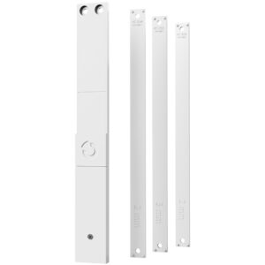 Vier weiße Kunststoffstreifen, die als Abstandhalter dienen, mit markierten Größen von 2 mm und 3 mm und einem Loch an einem Ende zur Befestigung.