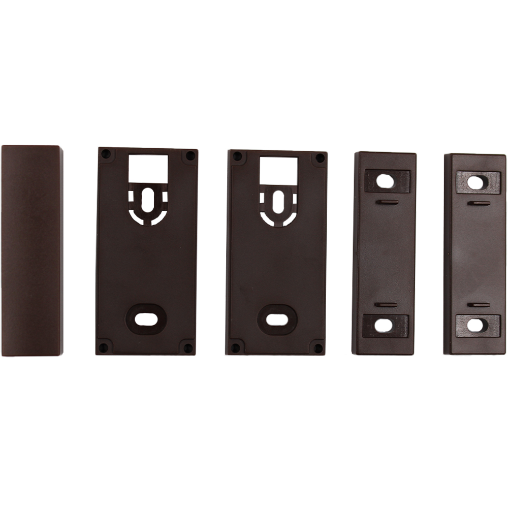 Fünf braune Kunststoffteile in unterschiedlichen Formen, möglicherweise Gehäuseteile oder Abdeckungen, mit verschiedenen Aussparungen und Bohrlöchern.