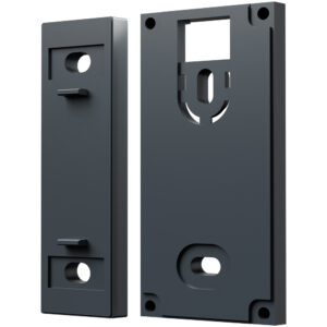 Zwei schwarze Montagesockel aus Kunststoff mit mehreren Befestigungs- und Kabeldurchführungsöffnungen in verschiedenen Formen.