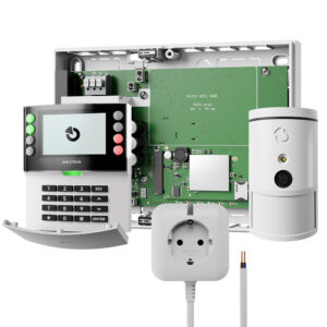 Eine elektronische Sicherheitseinheit bestehend aus einer Hauptplatine mit grüner Schaltung, einem angeschlossenen Tastenfeld mit Display, einer Steckdose mit Stromkabel und einem Sensor oder Kamera Gehäuse.