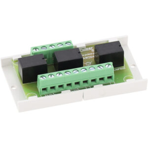 Ein elektronisches Bauteil mit grünen Anschlussklemmen und schwarzen Relaismodulen auf einer Leiterplatte, montiert auf einer rechteckigen weißen Basis.