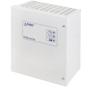 Ein weißes elektrisches Gehäuse der Pulsar HPSB Serie mit Lüftungsschlitzen und einem Bedienfeld auf der Vorderseite.