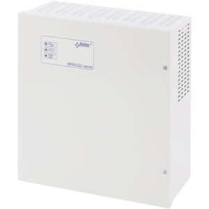 Weiße elektrische Box der Serie Pulsar HPSDCG2 mit Belüftungsschlitzen an der Oberseite und Seite, sowie einem Bedienfeld auf der Vorderseite.