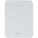 Ein weißes numerisches Tastenfeld mit den Zahlen 0 bis 9, Symbolen für Notdienst und Haus, sowie LEDs für Statusanzeigen, unter der Marke "IQ Keypad".