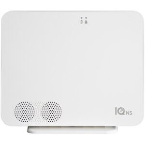 Ein weißes elektronisches Gerät mit abgerundeten Ecken, zwei Lüftungsgittern unten links und dem Logo 'IQ NS' rechts unten.